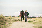 Frau mit Trakehner