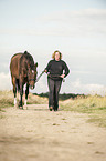 Frau mit Trakehner