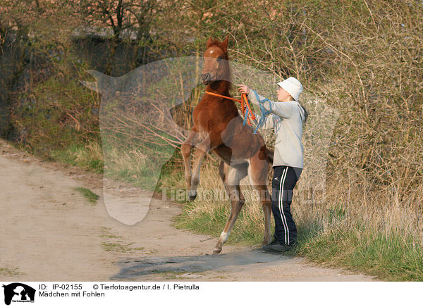 Mdchen mit Fohlen / girl with foal / IP-02155