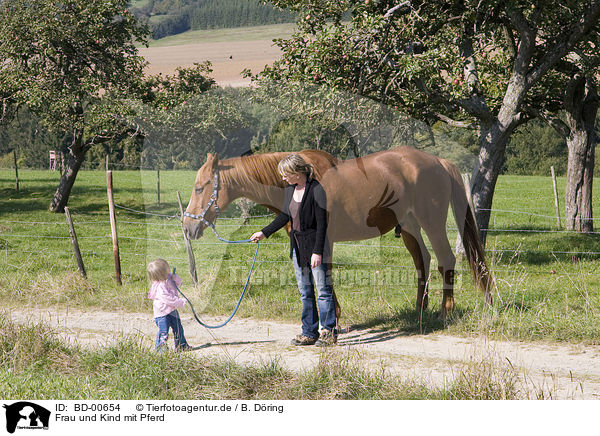 Frau und Kind mit Pferd / woman and child with horse / BD-00654