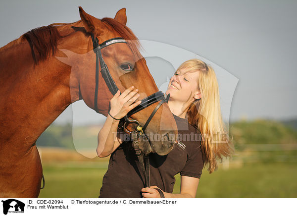 Frau mit Warmblut / woman with warmblood / CDE-02094