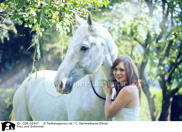 Frau und Schimmel / woman and white horse / CDE-02447