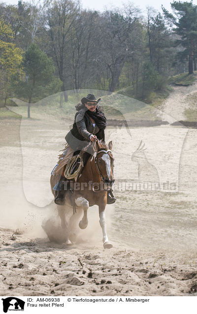 Frau reitet Pferd / woman rides Horse / AM-06938