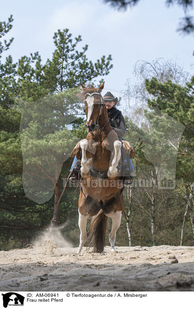 Frau reitet Pferd / woman rides Horse / AM-06941