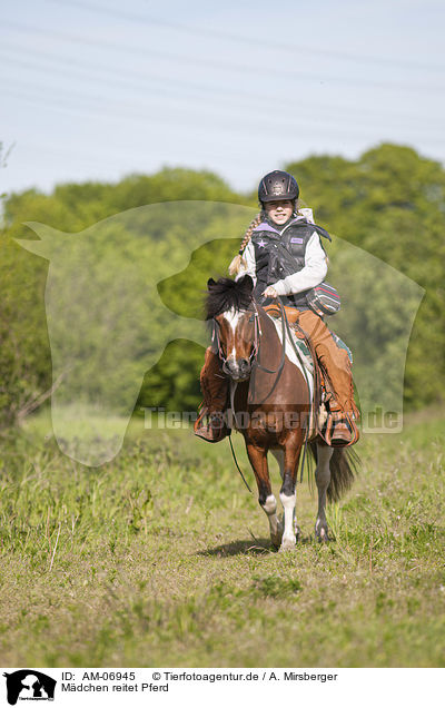 Mdchen reitet Pferd / girl rides Horse / AM-06945