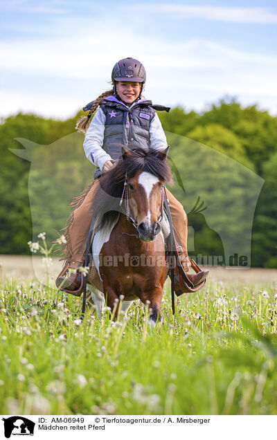 Mdchen reitet Pferd / girl rides Horse / AM-06949