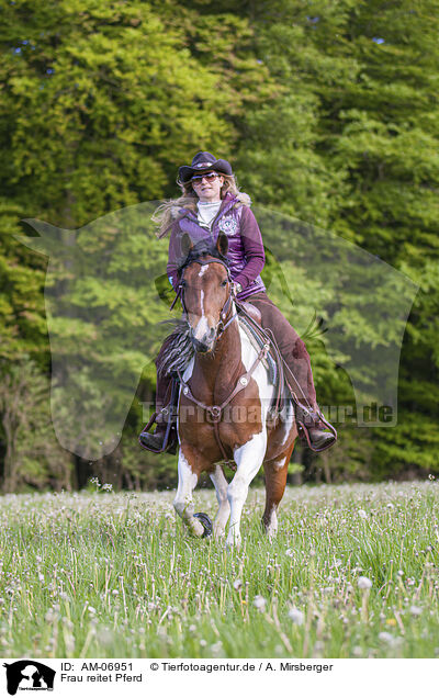 Frau reitet Pferd / AM-06951