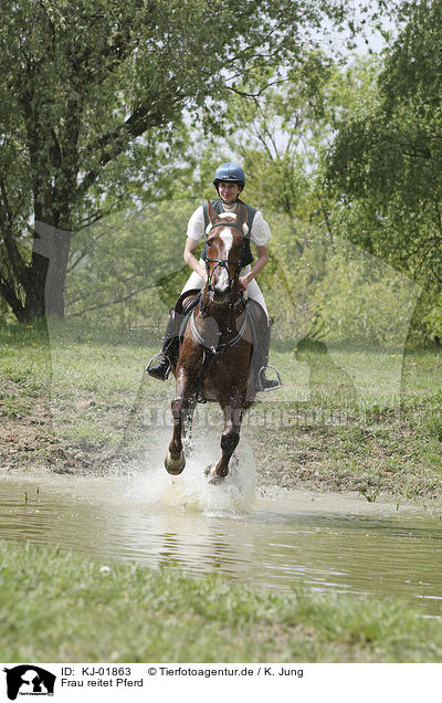 Frau reitet Pferd / woman rides Horse / KJ-01863