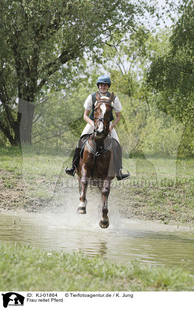 Frau reitet Pferd / woman rides Horse / KJ-01864