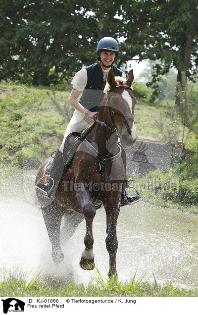 Frau reitet Pferd / woman rides Horse / KJ-01868