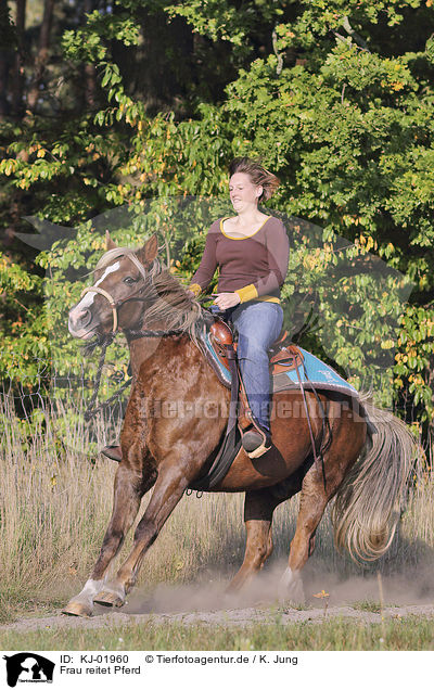 Frau reitet Pferd / KJ-01960