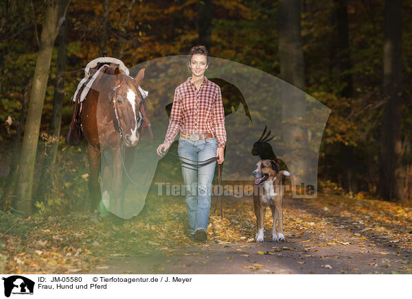 Frau, Hund und Pferd / JM-05580