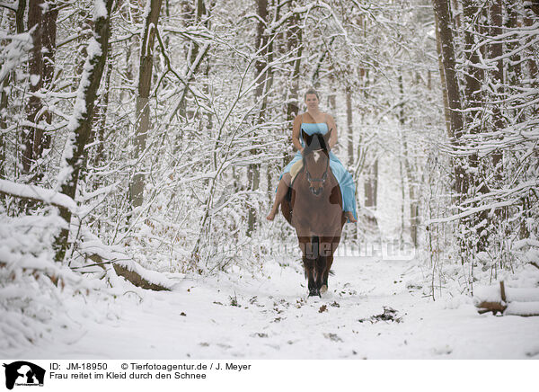 Frau reitet im Kleid durch den Schnee / Woman riding through the snow in a dress / JM-18950