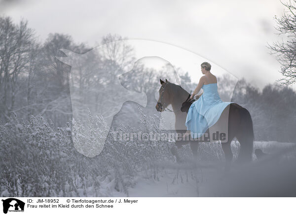Frau reitet im Kleid durch den Schnee / JM-18952