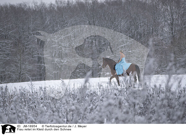 Frau reitet im Kleid durch den Schnee / Woman riding through the snow in a dress / JM-18954