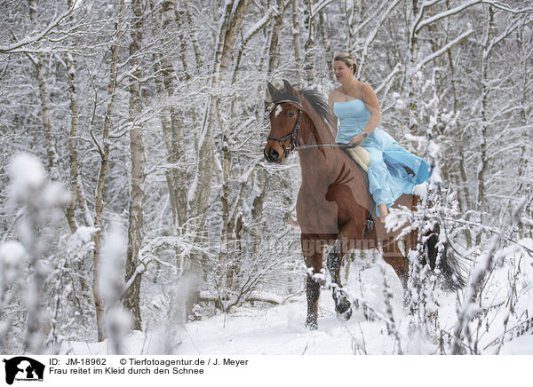 Frau reitet im Kleid durch den Schnee / Woman riding through the snow in a dress / JM-18962