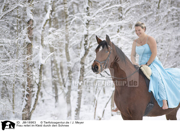Frau reitet im Kleid durch den Schnee / JM-18963
