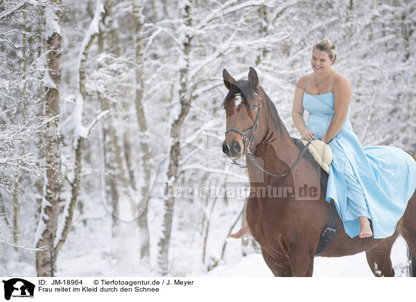 Frau reitet im Kleid durch den Schnee / Woman riding through the snow in a dress / JM-18964