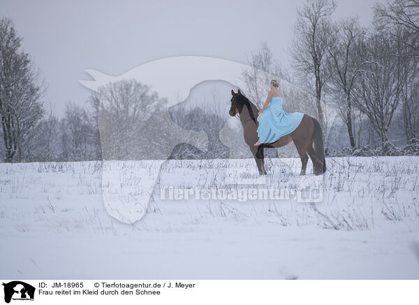 Frau reitet im Kleid durch den Schnee / Woman riding through the snow in a dress / JM-18965