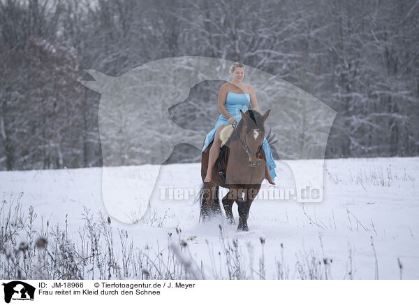 Frau reitet im Kleid durch den Schnee / JM-18966