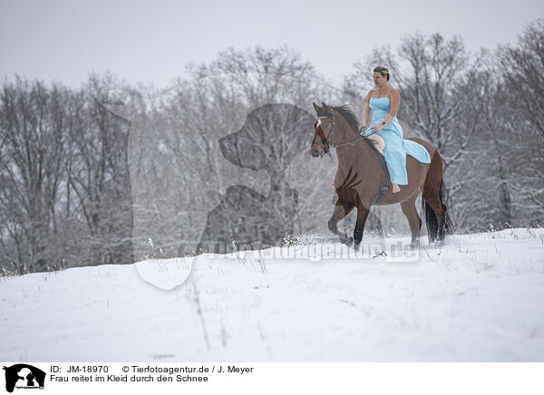 Frau reitet im Kleid durch den Schnee / Woman riding through the snow in a dress / JM-18970