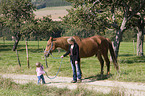 Frau und Kind mit Pferd