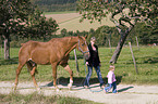 Frau und Kind mit Pferd