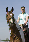 Frau reitet Warmblut