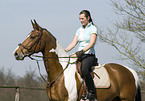 Frau reitet Warmblut