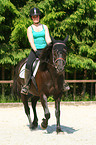 Frau reitet Warmblut