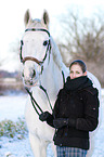 Frau mit Pferd