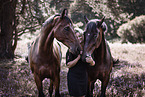 Frau und 2 Pferde