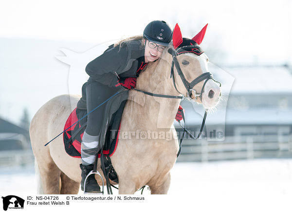 Frau reitet Welsh B / woman rides Welsh B / NS-04726