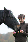 junge Frau mit Welsh Cob