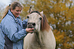 junge Frau mit Welsh Cob