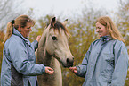 junge Frau mit Welsh Cob