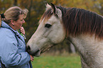 junge Frau mit Welsh Cob