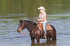 Frau reitet Welsh-Cob