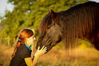 junge Frau mit Welsh Cob