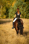 junge Frau mit Welsh Cob