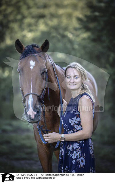 junge Frau mit Wrttemberger / young woman with Wuerttemberg Warmblood / MAH-02284