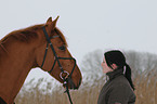 Frau und Zangersheider Sportpferd