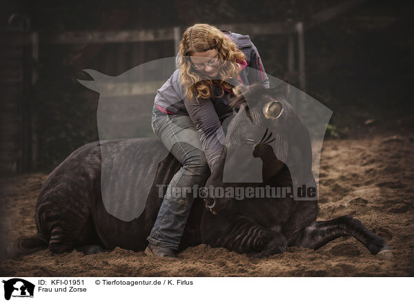 Frau und Zorse / woman and zebra-horse / KFI-01951