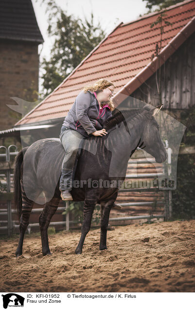 Frau und Zorse / woman and zebra-horse / KFI-01952