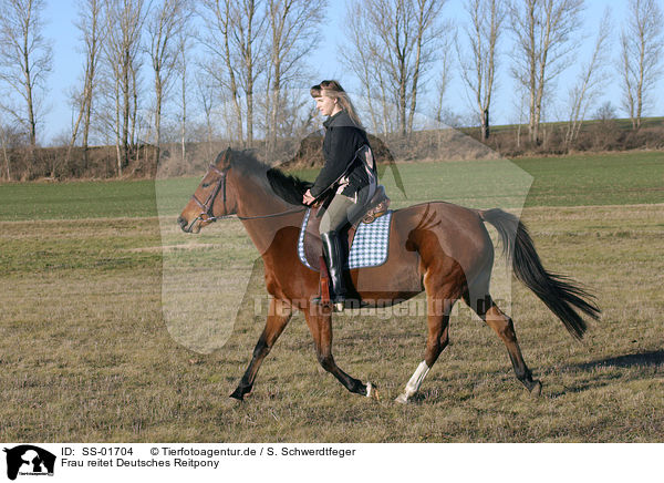 Frau reitet Deutsches Reitpony / Leisure rider / SS-01704