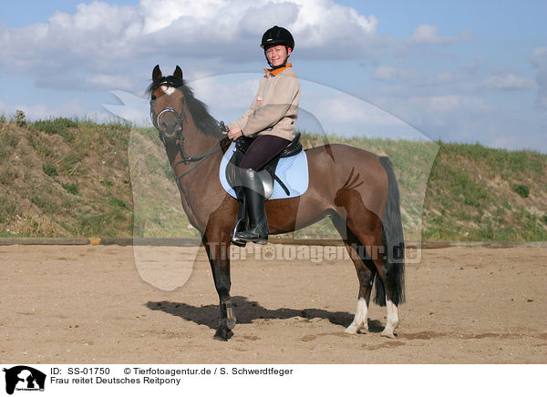 Frau reitet Deutsches Reitpony / Leisure rider / SS-01750