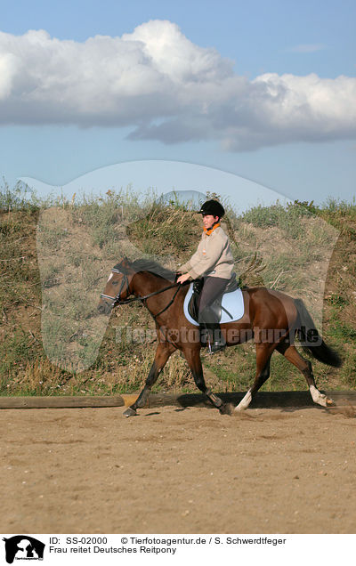 Frau reitet Deutsches Reitpony / Leisure rider / SS-02000