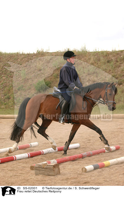 Frau reitet Deutsches Reitpony / SS-02001