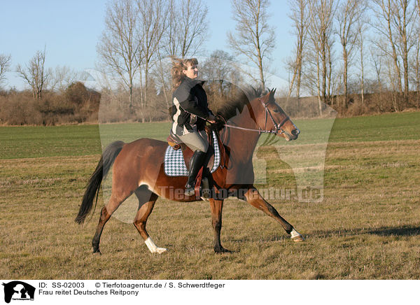 Frau reitet Deutsches Reitpony / SS-02003