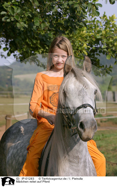 Mdchen reitet auf Pferd / Leisure rider / IP-01283